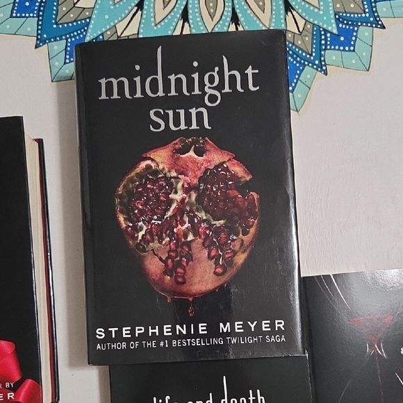 Twilight Book Set With Extras - Picture 4 of 9